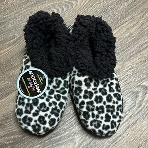New with tags snoozies slippers